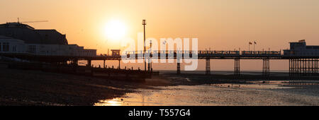 Worthing Sussex, Regno Unito; xx aprile 2019; Dawn con il sorgere del sole dietro a Worthing Pier a bassa marea Foto Stock