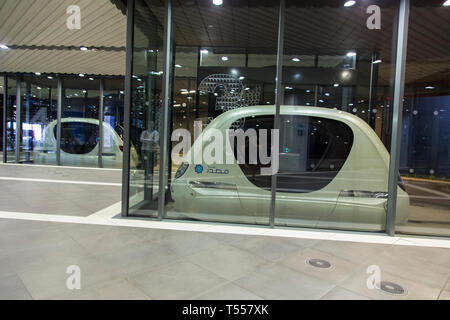 Emirati Arabi, Abu Dhabi Masdar City, Driverless Car all'interno di Masdar Istituto di Scienza e Tecnologia Foto Stock