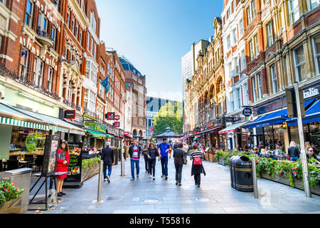 Persone che camminano in Irving Street a Leicester Square, London, Regno Unito Foto Stock