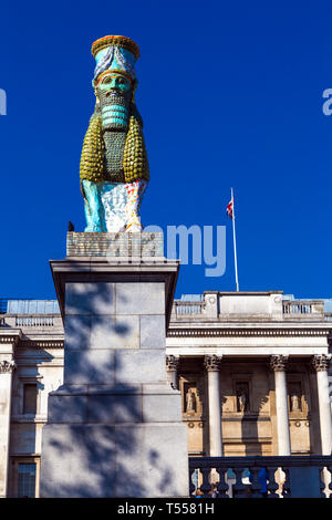 Scultura di Michael Rakowitz " Il nemico invisibile non dovrebbero esistere' sul quarto zoccolo al di fuori della National Gallery, Trafalgar Square, London, Regno Unito Foto Stock