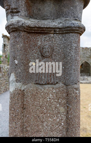 Igure inciso su una colonna del chiostro in Abbazia di Jerpoint, una rovina abbazia cistercense, Thomastown, nella Contea di Kilkenny, Eire. Foto Stock