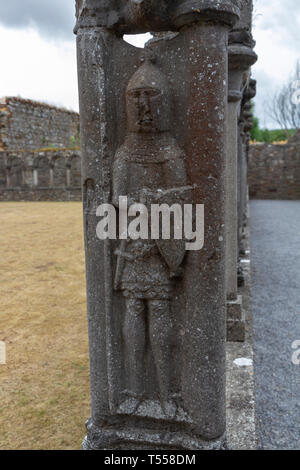 Igure inciso su una colonna del chiostro in Abbazia di Jerpoint, una rovina abbazia cistercense, Thomastown, nella Contea di Kilkenny, Eire. Foto Stock