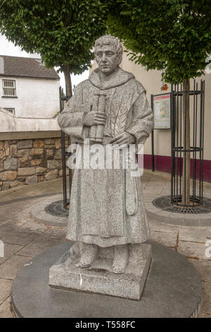 Una scultura di un monaco cistercense vicino Duiske Abbey, Graiguenamanagh, nella Contea di Kilkenny, Irlanda. Foto Stock