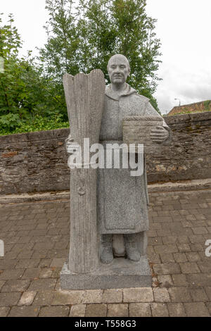 Una scultura di un monaco con canne di salice e di un cestello in Graiguenamanagh, nella Contea di Kilkenny, Irlanda. Foto Stock