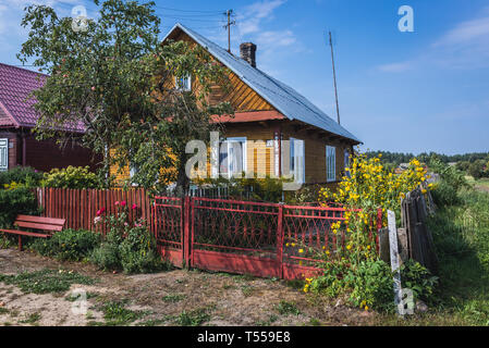 Case nel villaggio Soce sulla cosiddetta Terra di ante aperte del sentiero, famosa per l'architettura tradizionale nel Voivodato Podlaskie, Polonia Foto Stock