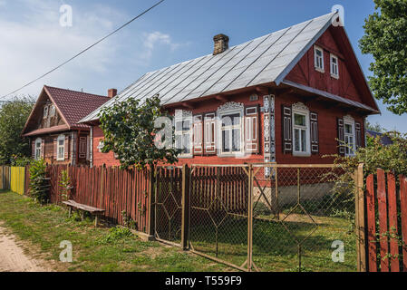 Case nel villaggio Soce sulla cosiddetta Terra di ante aperte del sentiero, famosa per l'architettura tradizionale nel Voivodato Podlaskie, Polonia Foto Stock