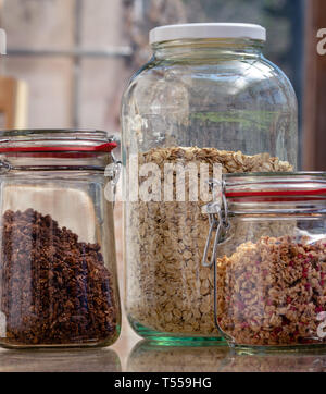 Diversi mix di muesli pranzo rispettosi dell'ambiente, in vasetti di vetro Foto Stock