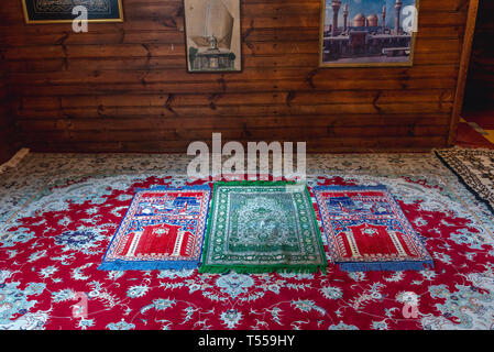 Tappeti di preghiera nella moschea di Kruszyniany village, ex tartari polacco saldo entro Sokolka County, Voivodato Podlaskie di Polonia Foto Stock