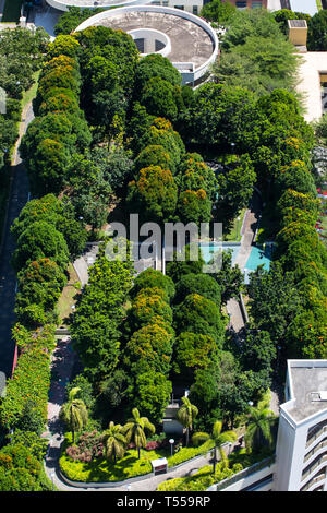 Giardino piantato con alberi sul tetto di un parcheggio per offrire ai residenti locali ombra e passeggiate ricreative. Singapore Foto Stock