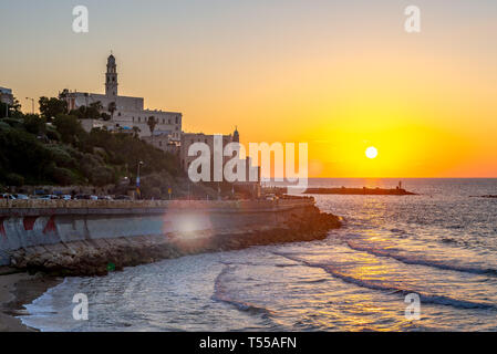 Vista notturna di Jaffa da Tel Aviv Promenade Foto Stock
