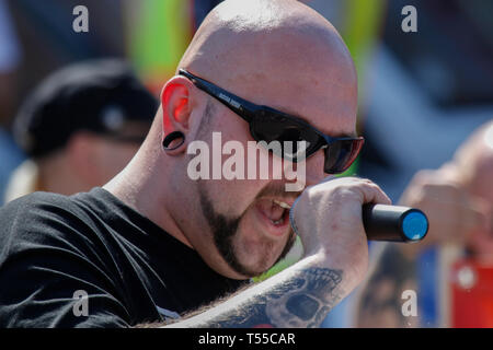 Ingelheim am Rhein, Germania. Xx Apr, 2019. Il presidente del partito Rightwing die Rechte (destra) in Rhineland-Palatine Florian Grabowski risolve il rally. Circa duemila manifestanti hanno protestato in Ingelheim contro una marcia organizzata dal partito di destra 'Die Rechte" (destra). Gli altoparlanti al rally denuncia contro la politica del governo tedesco e di promozione del voto per die Rechte' nelle prossime elezioni europee. Il mese di marzo è stata però organizzata il compleanno di Adolf Hitler. Credito: Michael Debets/Pacific Press/Alamy Live News Foto Stock