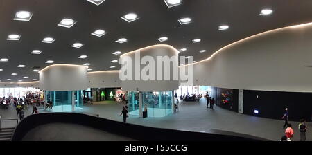 KAOHSIUNG, Taiwan - 14 Aprile 2019: l'area del ristorante del recentemente completato il Centro Nazionale per le Arti dello Spettacolo si trova nel Weiwuying Me Foto Stock