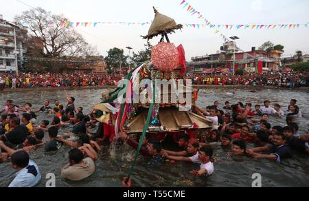 Kathmandu, Nepal. Xx Apr, 2019. La popolazione locale dalla comunità Newar partecipano alla celebrazione della tradizionale 'Gahana Khojne Jatra' festival in Gahana Pokhari (Jewel-Pond) a Handigaon a Kathmandu. Essi portano il carro della dea Tundaldevi sulle loro spalle e cercare i suoi gioielli perso nello stagno. Folklores descrivere in lunghezza la storia di quattro sorelle della dea e come uno di loro ha perso i suoi gioielli. Il festival si suppone di avere iniziato dalla Lichchhavi periodo della storia nepalese. Credito: Archana Shrestha che Pacifico/press/Alamy Live News Foto Stock
