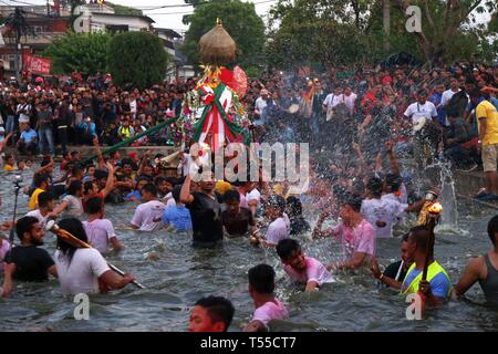 Kathmandu, Nepal. Xx Apr, 2019. La popolazione locale dalla comunità Newar partecipano alla celebrazione della tradizionale 'Gahana Khojne Jatra' festival in Gahana Pokhari (Jewel-Pond) a Handigaon a Kathmandu. Essi portano il carro della dea Tundaldevi sulle loro spalle e cercare i suoi gioielli perso nello stagno. Folklores descrivere in lunghezza la storia di quattro sorelle della dea e come uno di loro ha perso i suoi gioielli. Il festival si suppone di avere iniziato dalla Lichchhavi periodo della storia nepalese. Credito: Archana Shrestha che Pacifico/press/Alamy Live News Foto Stock