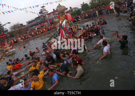 Kathmandu, Nepal. Xx Apr, 2019. La popolazione locale dalla comunità Newar partecipano alla celebrazione della tradizionale 'Gahana Khojne Jatra' festival in Gahana Pokhari (Jewel-Pond) a Handigaon a Kathmandu. Essi portano il carro della dea Tundaldevi sulle loro spalle e cercare i suoi gioielli perso nello stagno. Folklores descrivere in lunghezza la storia di quattro sorelle della dea e come uno di loro ha perso i suoi gioielli. Il festival si suppone di avere iniziato dalla Lichchhavi periodo della storia nepalese. Credito: Archana Shrestha che Pacifico/press/Alamy Live News Foto Stock