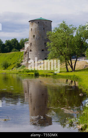 Vista della Torre di battito su un nuvoloso giorno d'estate. Pskov, Russia Foto Stock