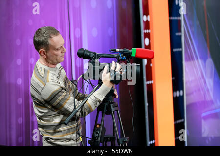 Il cameraman maschio in uno studio televisivo. Operatore Video Foto Stock