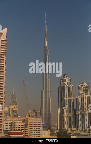 I UAE Dubai Burj Khalifa da Dubai Mall Gardens Foto Stock