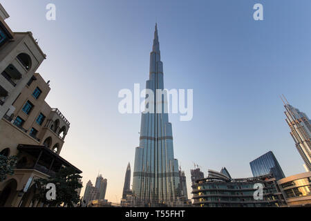 I UAE Dubai Burj Khalifa da Dubai Mall Gardens Foto Stock