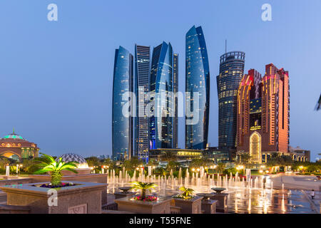 I UAE Abu Dhabi, centro città Skyline Foto Stock