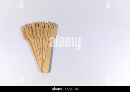 Biodegradabile in legno forche alternativa alla plastica, impostato su sfondo bianco Foto Stock