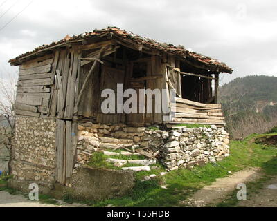 In pietra e legno vecchia casa in Bursa, Turchia Foto Stock