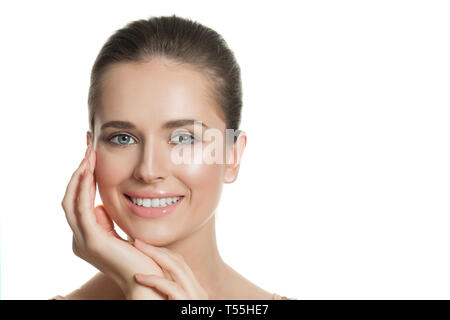 Faccia femmina isolati. Donna sana con bella pelle chiara. Cura della pelle del viso e del concetto di trattamento Foto Stock