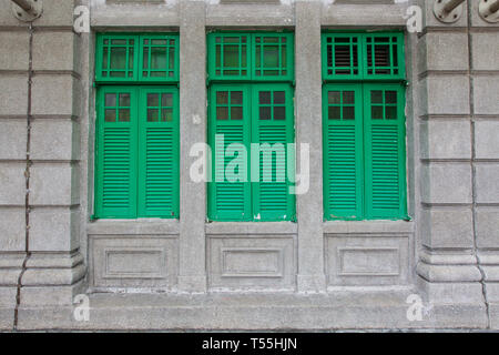 Verde di windows costruito in stile neo-classico architettura presso Old Hill Street Stazione di polizia in Singapore. Foto Stock