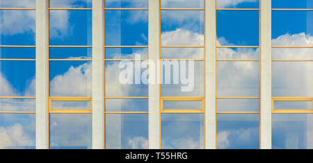 Bellissima architettura urbana sfondo panoramico. finestra riflesso di una nuvola in un cielo blu. Foto Stock