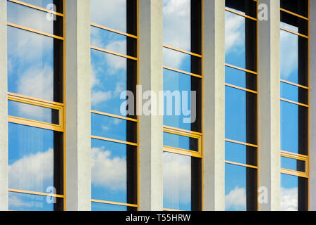 Bellissima architettura urbana di sfondo finestra. riflesso di una nuvola in un cielo blu. vista laterale prospettica con quattro colonne Foto Stock