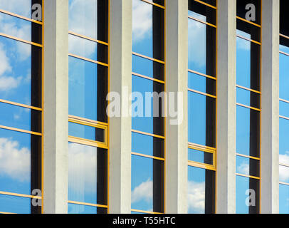 Bellissima architettura urbana di sfondo finestra. riflesso di una nuvola in un cielo blu. vista laterale prospettica con cinque colonne Foto Stock