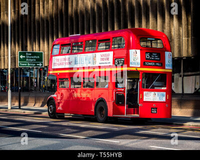 Il classico autobus di Londra Routemaster è ancora utilizzato su un percorso storico 15 nel centro di Londra tra Trafalgar Square e Tower Hill Foto Stock