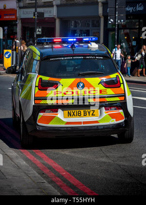 Elettrico auto della polizia con luci blu lampeggianti su una chiamata in London - London Metropolitan Police polizia elettrico auto BMW i3 Foto Stock