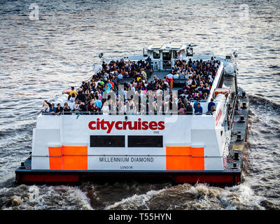 CityCruises London Tour in Barca porta i turisti sulle rive di un fiume viaggio sul fiume Tamigi nel central London REGNO UNITO Foto Stock