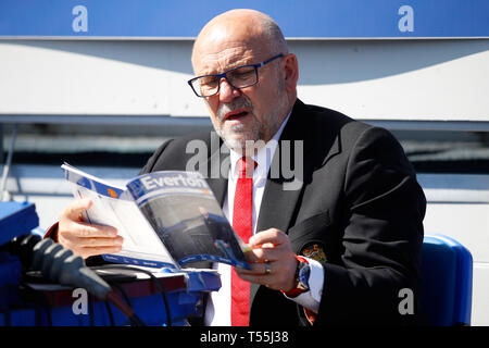 Il Manchester United primo allenatore della squadra di Mike Phelan legge il programma di giornata precedendo la Premier League a Goodison Park di Liverpool. Foto Stock