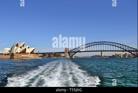Il Ponte del Porto di Sydney in Australia, 12 agosto 2011, Harbour Bridge vista dalla barca di lasciare il porto per guardare le balene Foto Stock