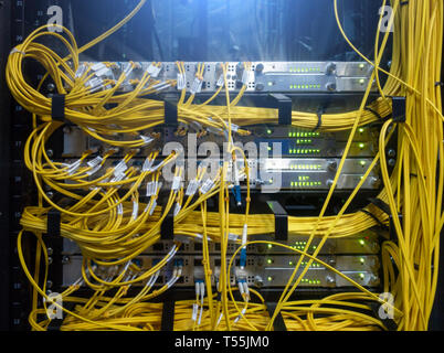 Chiudere il cavo a fibra ottica. Server rack. Taglia il computer in un rack presso il centro dati di grandi dimensioni. Foto Stock