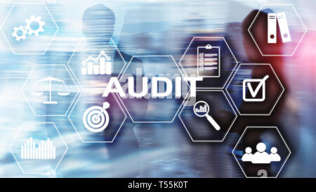 Svolgimento di audit di un ufficiale di esame finanziario dei singoli individui o organizzazioni conti. Il concetto di business su schermo virtuale. Foto Stock