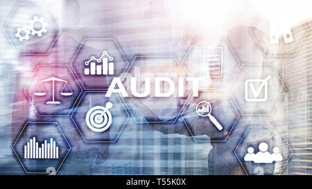 Svolgimento di audit di un ufficiale di esame finanziario dei singoli individui o organizzazioni conti. Il concetto di business su schermo virtuale. Foto Stock