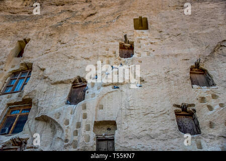 Un antica tradizione, naturalmente fresco di pietra scolpita depositi lungo con molti pigeon loft per concime su una roccia calcarea in Ermenek, Turchia Foto Stock