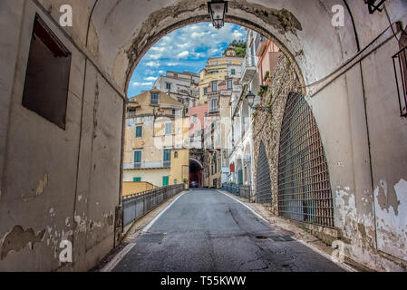 Una vista di Amalfi strade, Costiera Amalfitana (Costiera Amalfitana), Campania, Italia Foto Stock