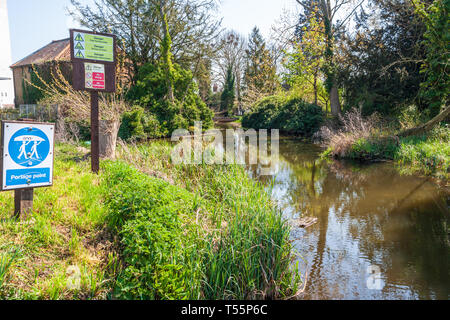 Diga ditchingham sluice portage point sul fiume waveney SUFFOLK REGNO UNITO Foto Stock