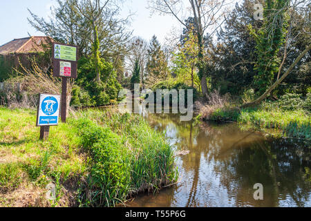 Diga ditchingham sluice portage point sul fiume waveney SUFFOLK REGNO UNITO Foto Stock