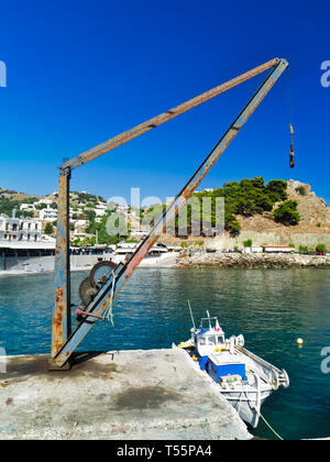 Piccole gru arrugginita trovata nel porto di Creta, Grecia. Foto Stock