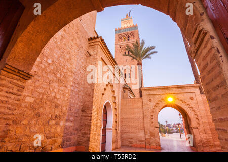 Basso angolo vista della Moschea di Koutoubia di Marrakech, Marocco Foto Stock