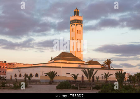 La Moschea Eddarham al tramonto in Dakhla, Marocco Foto Stock