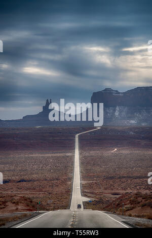 La strada attraverso la Monument Valley, Utah, Stati Uniti d'America Foto Stock