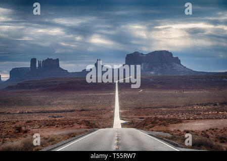 La strada attraverso la Monument Valley, Utah, Stati Uniti d'America Foto Stock