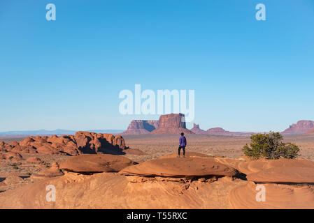 Donna matura in Monument Valley, Arizona, Stati Uniti d'America Foto Stock