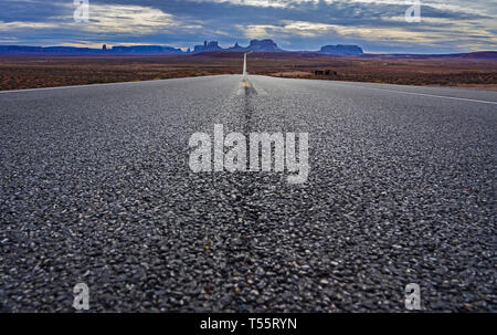 La strada attraverso la Monument Valley, Utah, Stati Uniti d'America Foto Stock